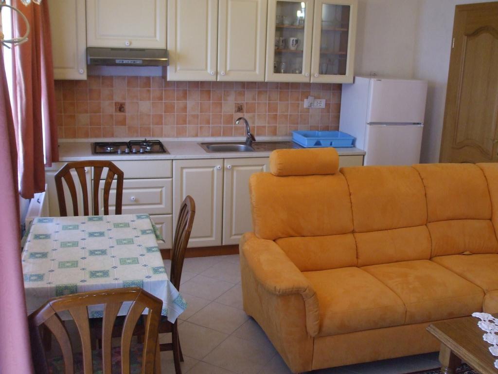 Apartment Mara Ankaran Pokoj fotografie